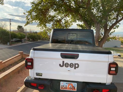 Used 2021 Jeep Gladiator Rubicon image 2