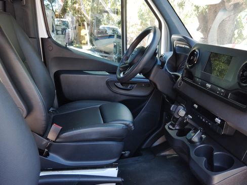 Used 2024 Mercedes-Benz Sprinter 2500 image 4