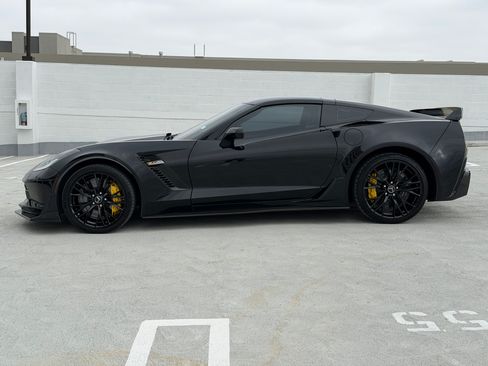 Used 2015 Chevrolet Corvette Z06 w/ 3LZ Preferred Equipment Group RWD image 4