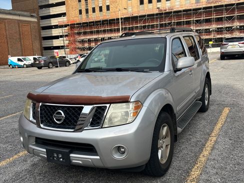 Used 2008 Nissan Pathfinder SE w/ Premium Pkg image 2
