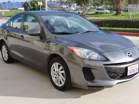 Used 2013 MAZDA MAZDA3 i Touring image 2