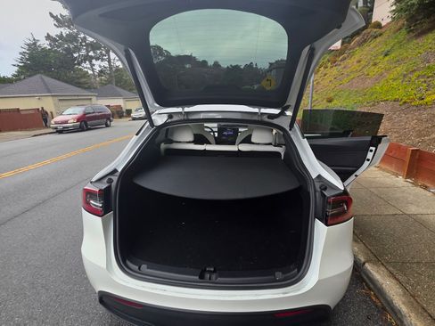 Used 2023 Tesla Model Y Performance image 13
