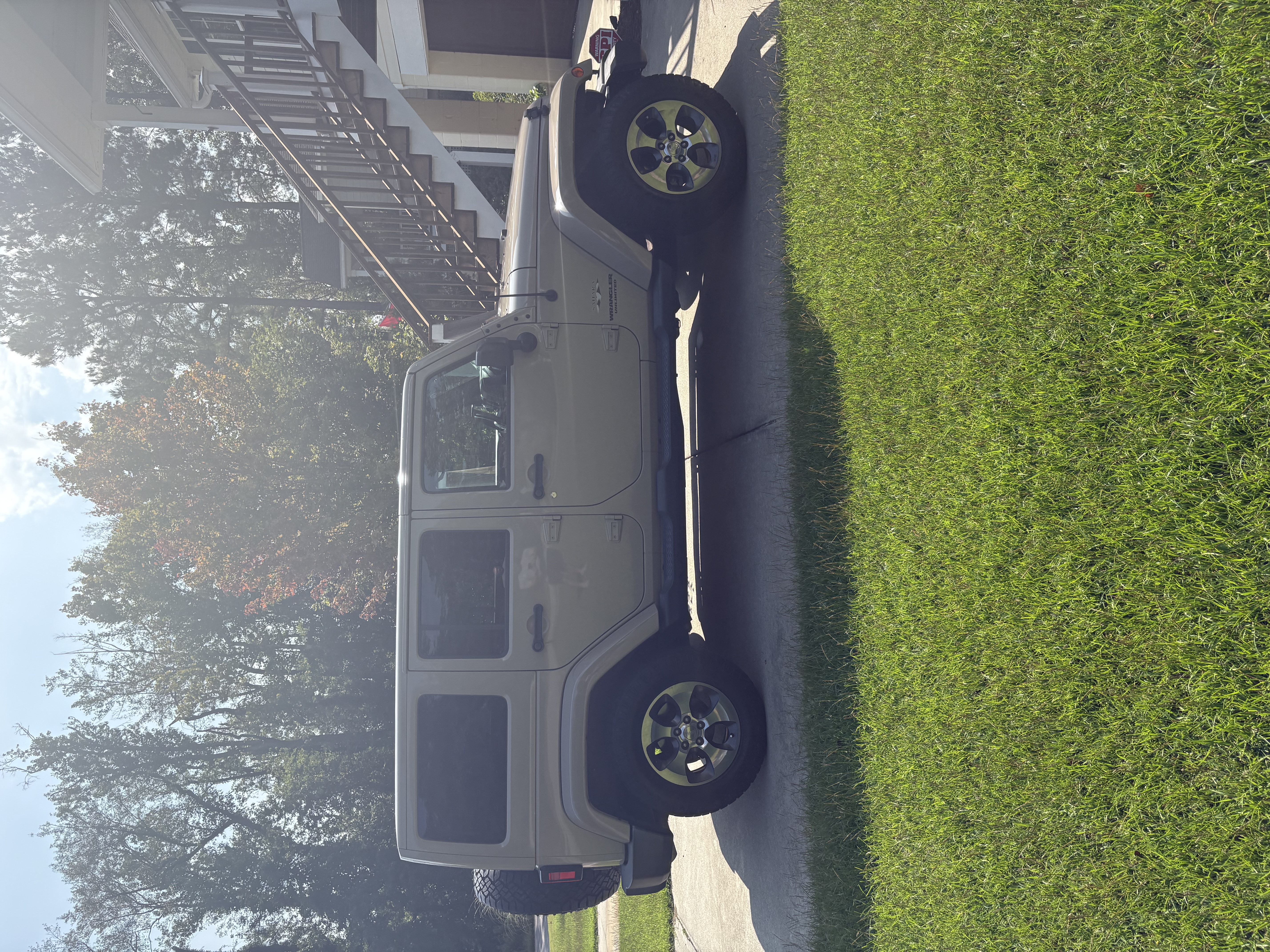 Used 2016 Jeep Wrangler Unlimited Sahara w/ Connectivity Group AWD/4WD image 2