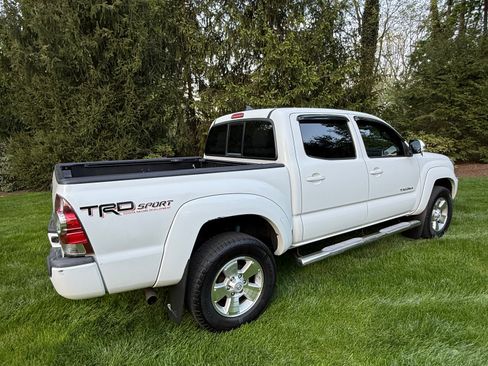 Used 2015 Toyota Tacoma 4x4 Double Cab w/ TRD Sport Package image 2