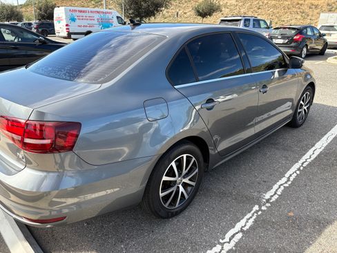 Used 2017 Volkswagen Jetta SE image 6