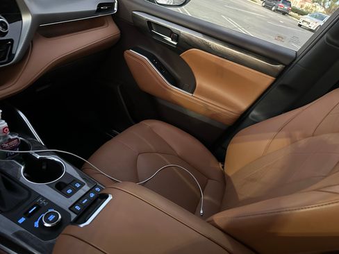 Used 2020 Toyota Highlander Platinum image 8