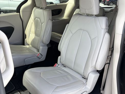 Used 2017 Chrysler Pacifica Touring-L Plus w/ Advanced Safetytec Group FWD image 12