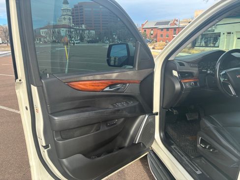 Used 2015 Cadillac Escalade Luxury image 10