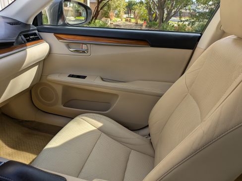 Used 2013 Lexus ES 300h w/ Luxury Pkg image 10