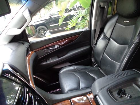 Used 2015 Cadillac Escalade ESV Luxury image 6