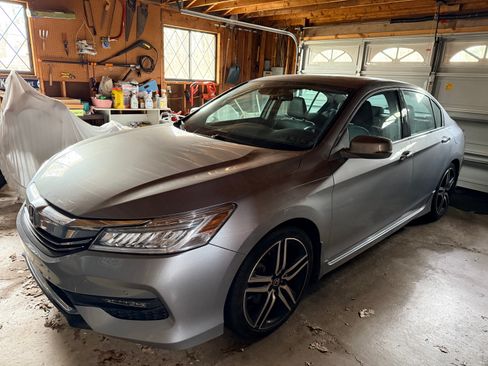 Used 2017 Honda Accord Touring image 1
