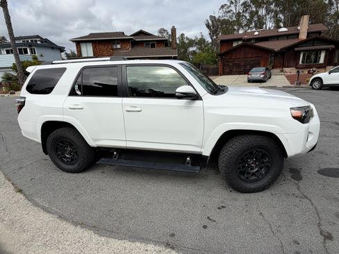 Used 2016 Toyota 4Runner Trail Premium AWD/4WD image 2