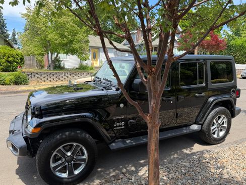 Used 2018 Jeep Wrangler Unlimited Sahara AWD/4WD image 2