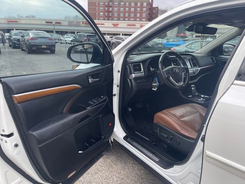 Used 2017 Toyota Highlander Limited Platinum image 10