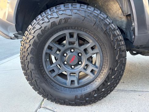 Used 2019 Toyota Tacoma TRD Sport image 9