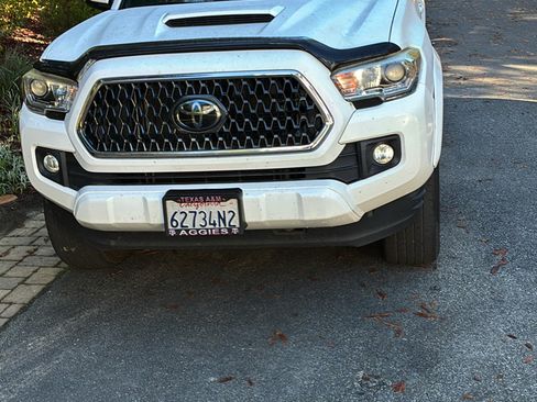 Used 2018 Toyota Tacoma TRD Sport image 2