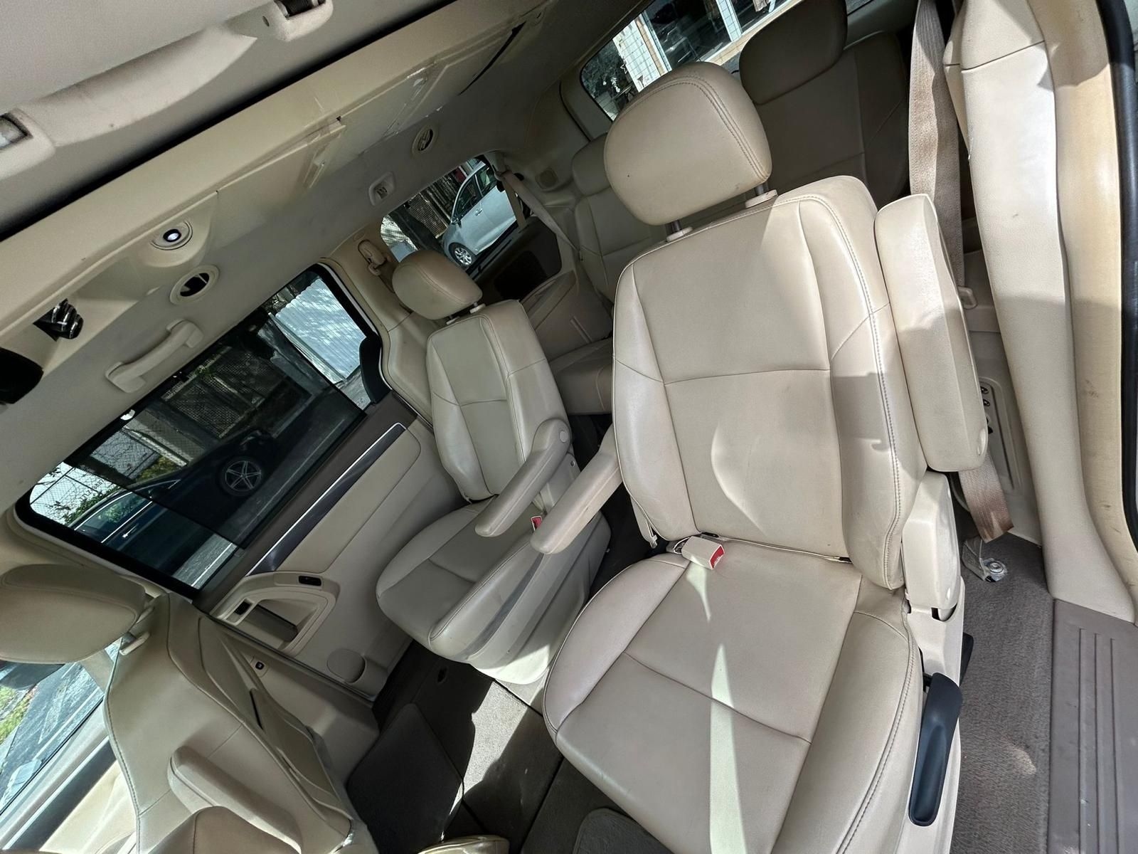 Used 2010 Volkswagen Routan SE FWD image 9