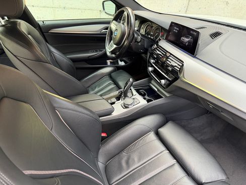 Used 2019 BMW 530e w/ M Sport Package image 5