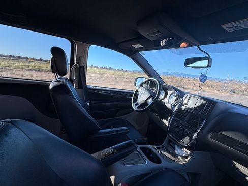 Used 2017 Dodge Grand Caravan SXT FWD image 1