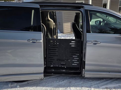 Used 2020 Chrysler Voyager Lxi image 12