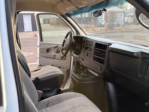 Used 2014 Chevrolet Express 3500 Extended image 9