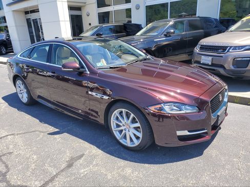 Used 2011 Jaguar XF Premium image 4