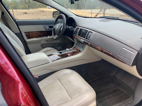 Used 2011 Jaguar XF Premium image 17