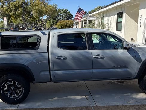Used 2018 Toyota Tacoma TRD Off-Road w/ Technology Package AWD/4WD image 8