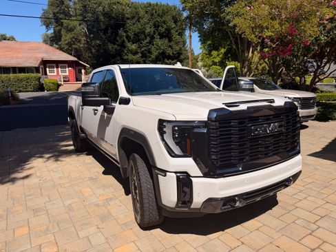 Used 2024 GMC Sierra 2500 Denali Ultimate AWD/4WD image 2