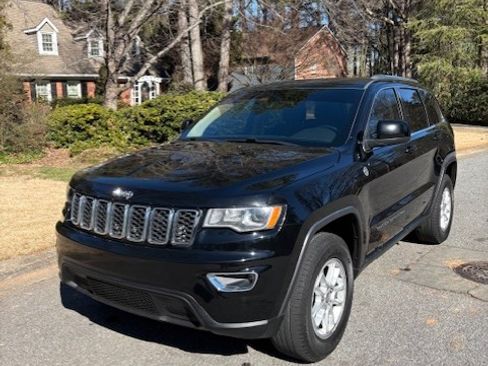 Used 2019 Jeep Grand Cherokee Laredo image 4