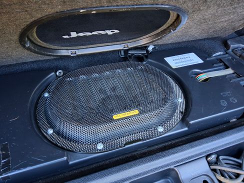 Used 2016 Jeep Wrangler Unlimited Rubicon image 11