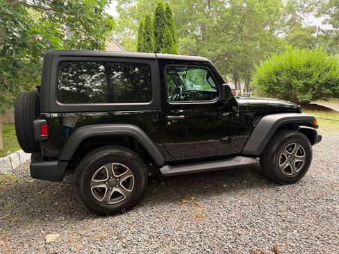 Used 2023 Jeep Wrangler Sport AWD/4WD image 5