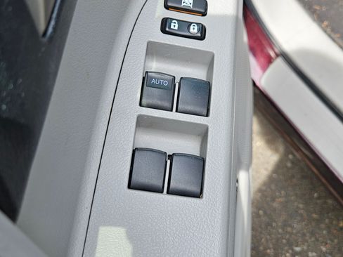 Used 2012 Toyota Highlander 4WD Hybrid w/ Leather Pkg image 18