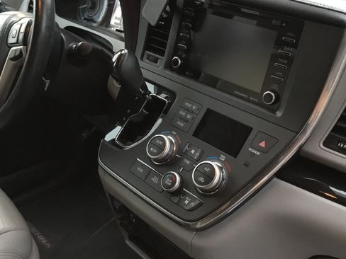 Used 2019 Toyota Sienna XLE image 9