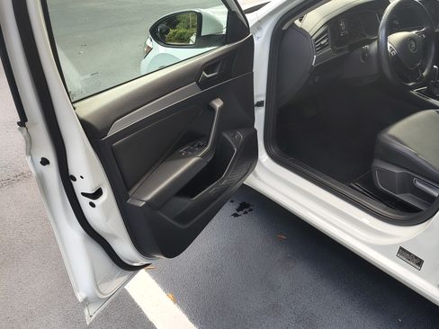 Used 2019 Volkswagen Jetta SE w/ Cold Weather Package image 10