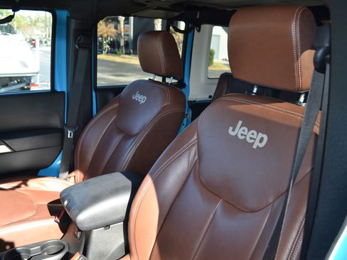 Used 2017 Jeep Wrangler Unlimited Sahara w/ Connectivity Group image 10