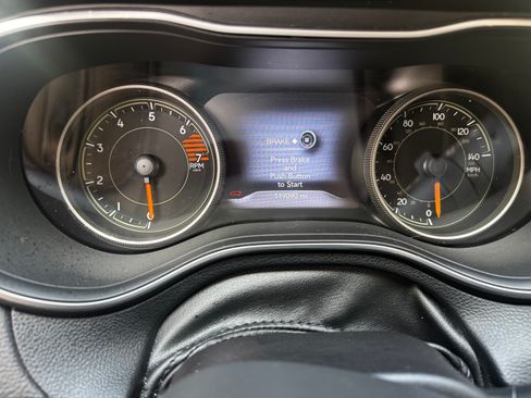 Used 2019 Jeep Cherokee Limited FWD image 9