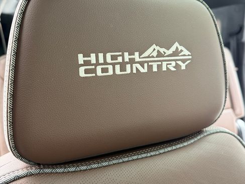 Used 2022 Chevrolet Suburban High Country image 12