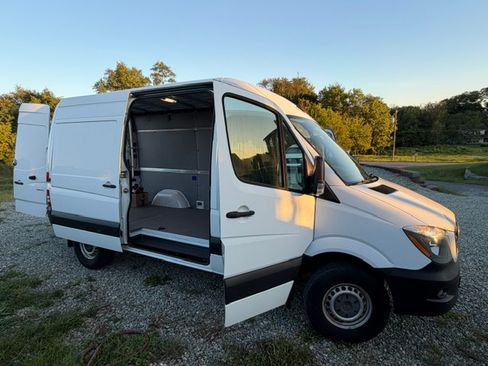 Used 2018 Mercedes-Benz Sprinter 2500 image 11