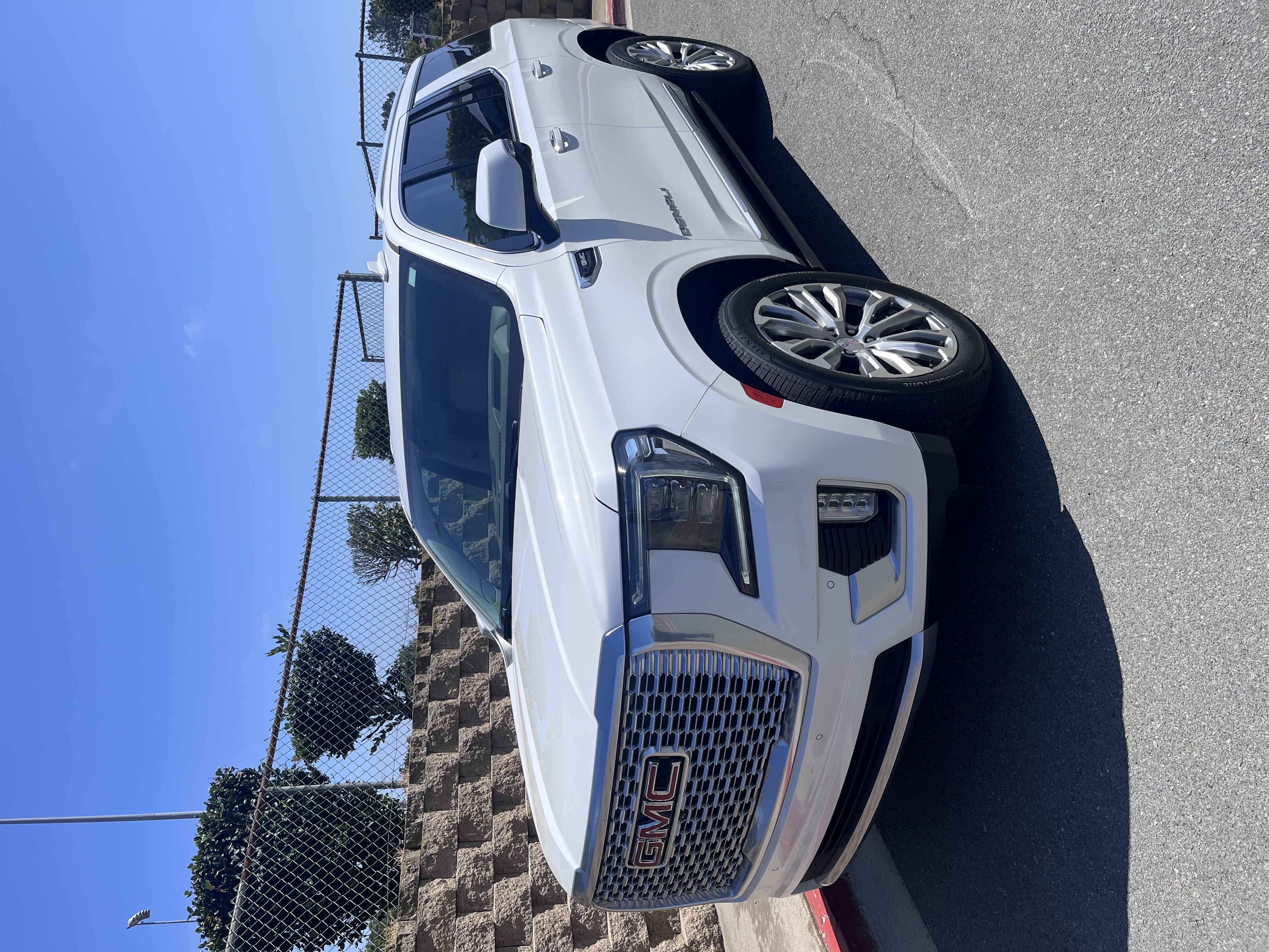 Used 2021 GMC Yukon Denali w/ Denali Premium Package AWD/4WD image 1