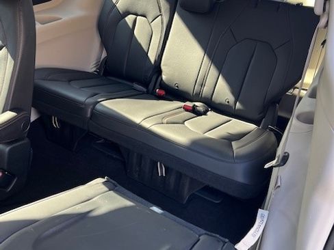 Used 2019 Chrysler Pacifica Touring-L image 13