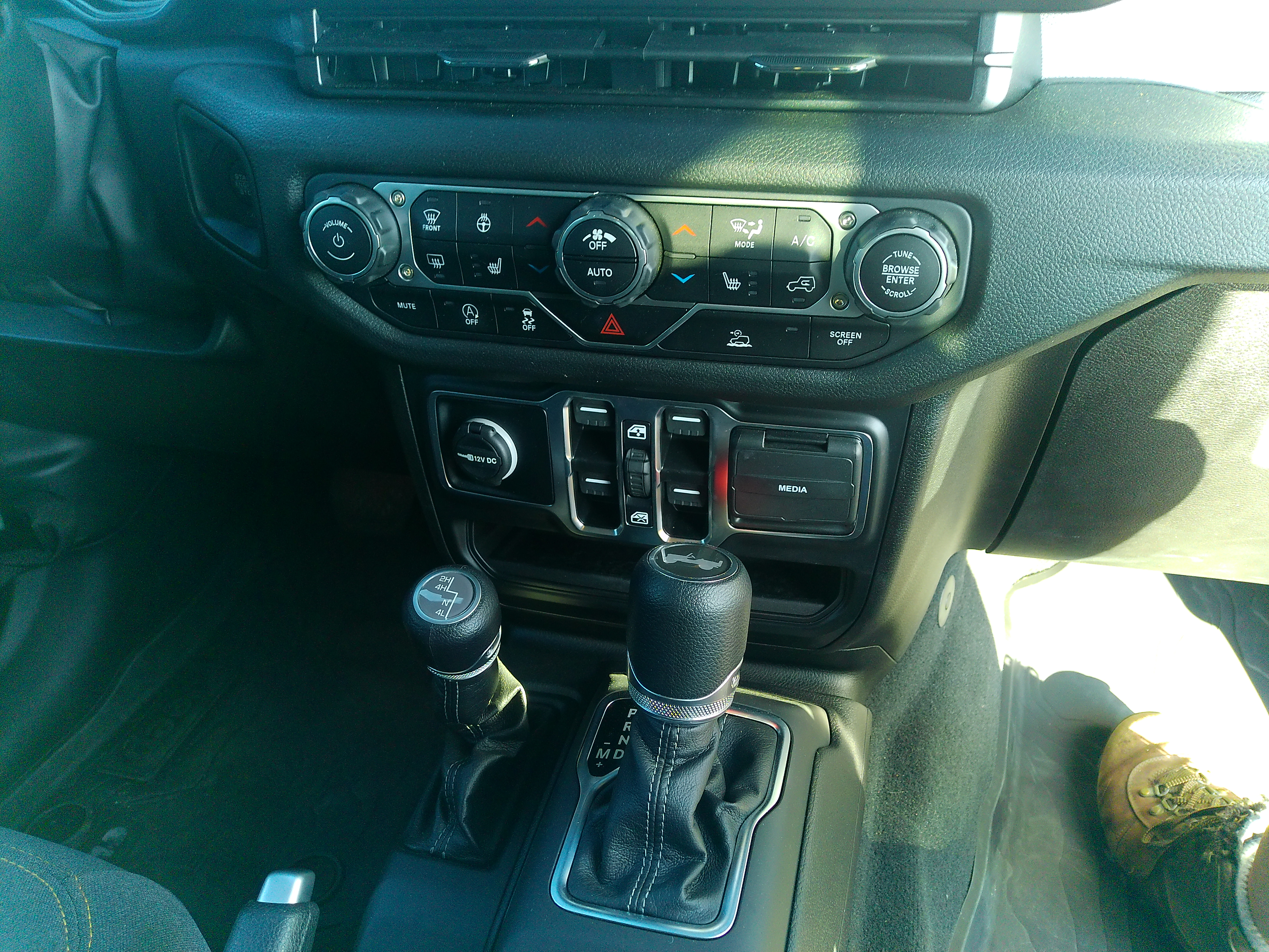 Used 2025 Jeep Wrangler Unlimited Sport AWD/4WD image 15