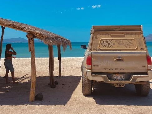 Used 2017 Toyota Tacoma SR5 w/ Tow Package image 8