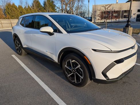 Used 2025 Chevrolet Equinox EV LT image 1