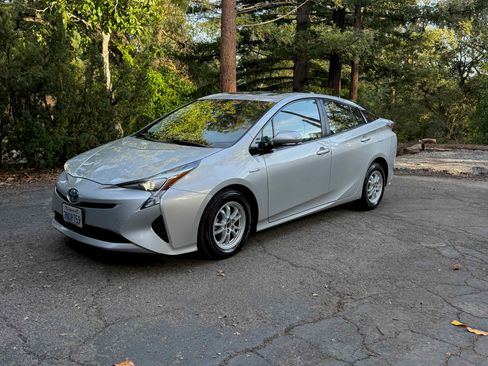Used 2016 Toyota Prius Four Touring image 8