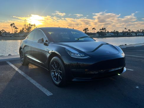 Used 2018 Tesla Model 3 Long Range image 1