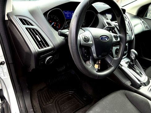 Used 2013 Ford Focus SE w/ SE Winter Pkg image 12