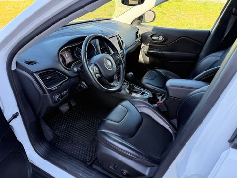 Used 2020 Jeep Cherokee Trailhawk w/ Cold Weather Group AWD/4WD image 13