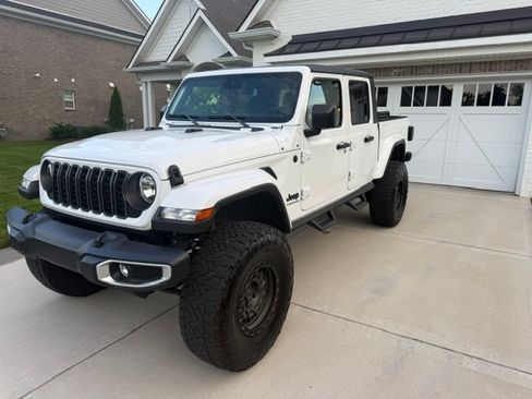 Used 2024 Jeep Gladiator Sport AWD/4WD image 12