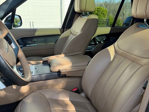 Used 2025 Land Rover Range Rover SE image 1